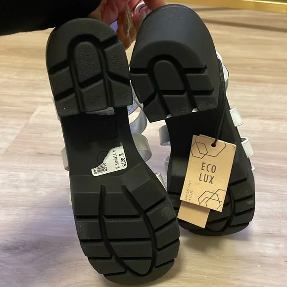 Madden NYC NWT Women's Chunky White Black Fisherman Sandals Woman’s 8 - Picture 3 of 5